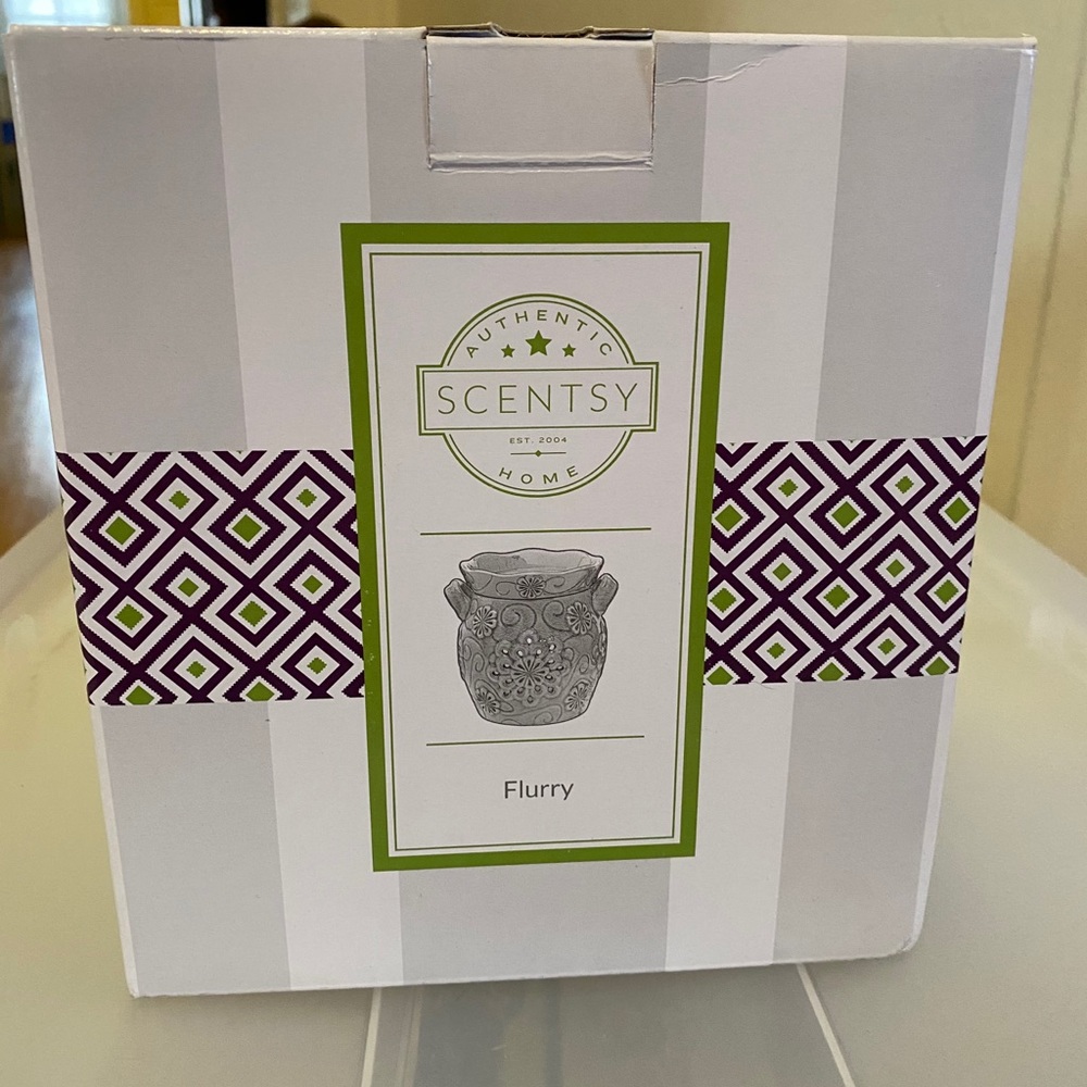 New in Box Flurry Scentsy Warmer